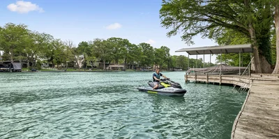 Lake House vs River House: Which Waterfront Lifestyle Is Right for You?