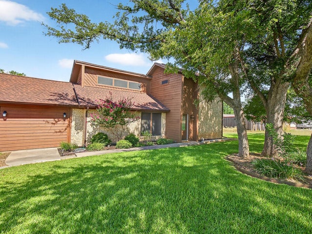 136 Lakeshore Dr. 