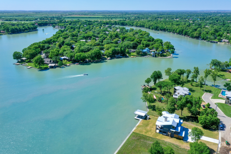 arial image of lake with houses and boats