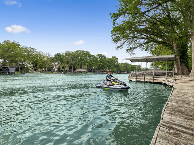 Lake House vs River House: Which Waterfront Lifestyle Is Right for You?